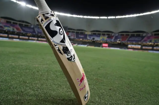 బౌలర్లకు చుక్కలు చూపించిన బ్యాట్ అంటూ కింగ్స్ లెవన్ పంజాబ్ జట్టు తన ఫేస్‌బుక్ పేజీలో కేఎల్ రాహుల్ బ్యాట్ ఫొటోను షేర్ చేసింది