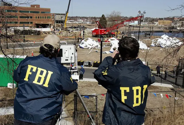 Агенты ФБР ведут наблюдение