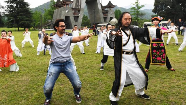 印度国宝级影星阿米尔·汗来到四川成都，开启了他体验中国四川行成都站的系列活动。图为阿米尔·汗学打青城太极拳。
