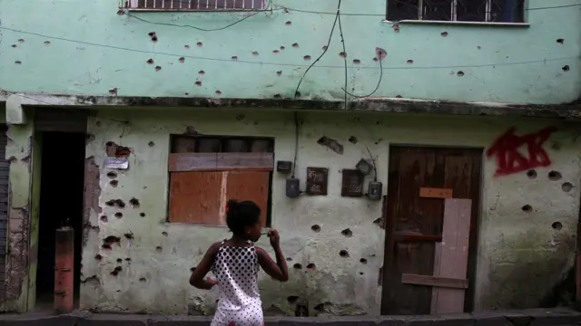 Fachada crivadacasas de aposta esportivabalas no Complexo do Alemão, no Rio,casas de aposta esportivafevereiro