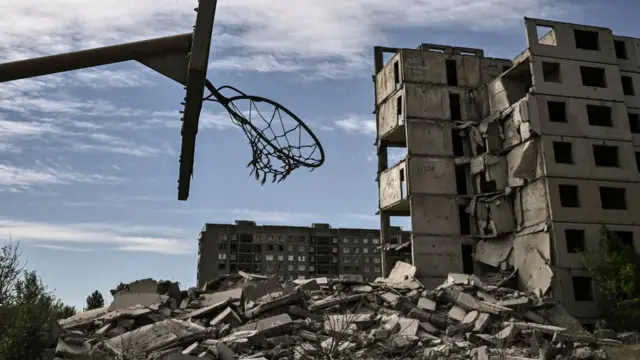 ডনবাসের ক্রামাটরস্ক শহরে ক্ষেপণাস্ত্র হামলায় ধ্বংস হওয়া একটি ভবন