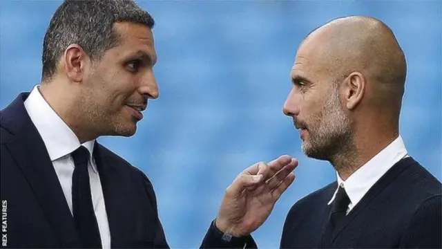 Khaldoon Al Mubarak, président de Manchester City (à gauche), et Pep Guardiola, l'entraîneur du club.