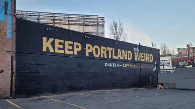 Cartel "Keep Portland weird" (Mantiene a Portland rara).