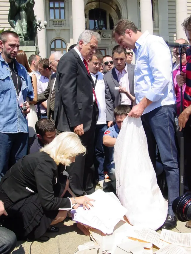 Naprednjaci ispred Skupštine sa džakovima