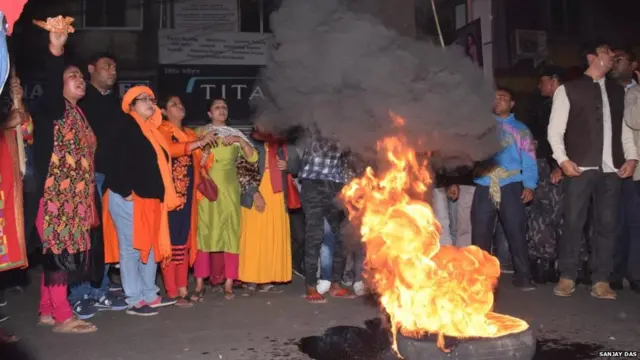 कोलकाता में विरोध प्रदर्शन करतीं महिलाएं