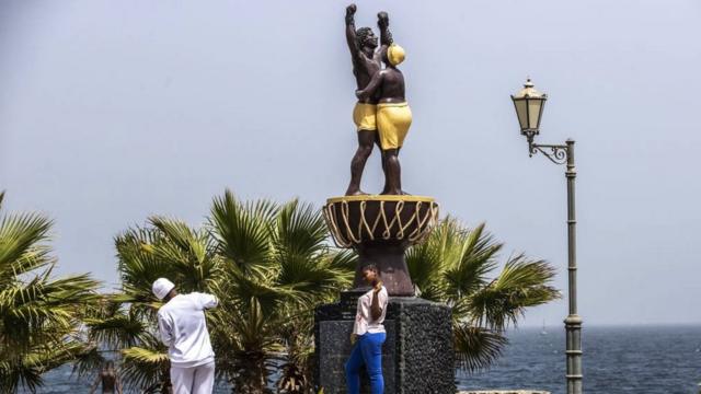 Estátuas lembrando o comércio escravagista na ilhapalmeiras x chelsea bet365Gorée. Senegal