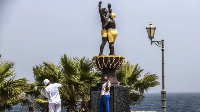 Estátuas lembrando o comércio escravagista na ilha de Gorée. Senegal