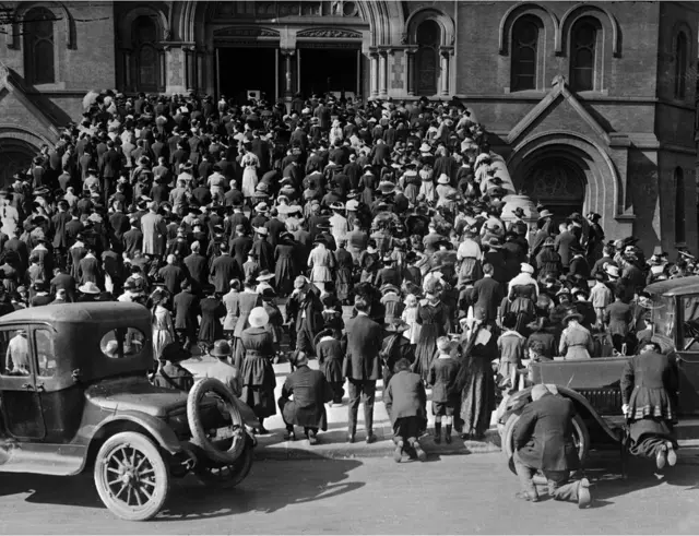 San Francisco'da salgın sırasında kiliseler kalabalıktı