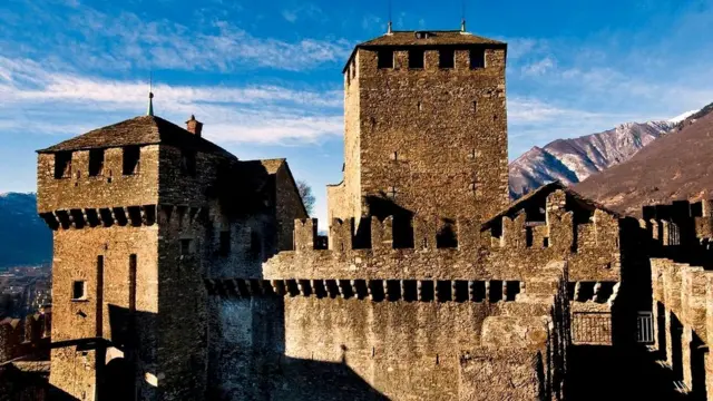 Крепостные стены Беллицоны - свидетели старых битв за контроль над Тичино