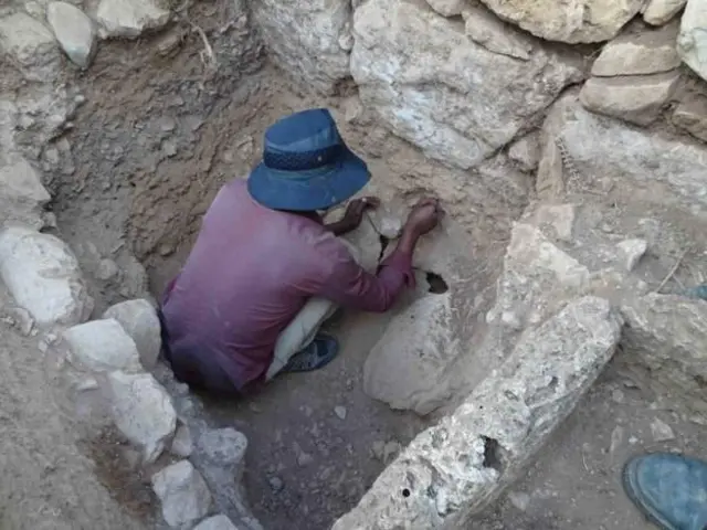 مردی در حال کندن سنگ