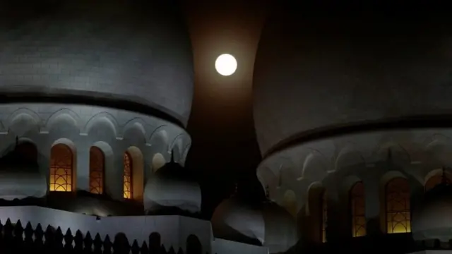 A lua eclipsada vista da mesquita Sheikh Zayed, en Abu Dabi