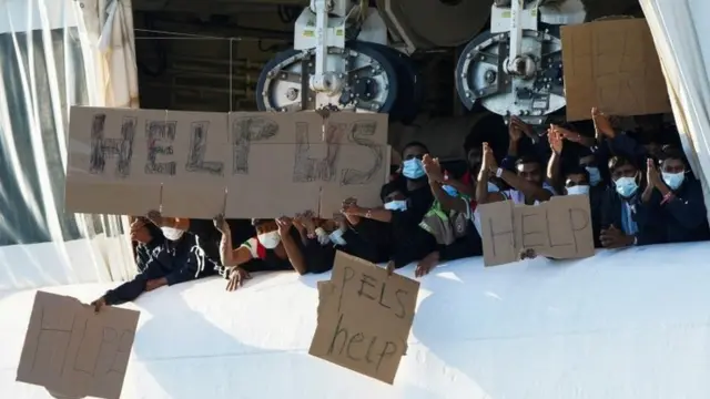 Мигранты на судне