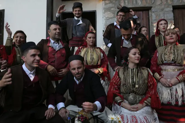 Sledeći korak predstavlja odlazak mladoženje i članova njegove porodice do kuće njegovog budućeg kuma kojem se ovom prilikom zvanično upućuje poziv. Galička svadba sastoji se iz mnoštva elemenata koji kriju različitu simboliku a obred koji sledi, brijanje mladoženje, simbolizuje njegovo odvajanje od majke i priklanjanje budućoj supruzi.