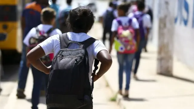 Estudante com mochila escolar