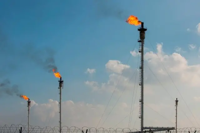 در ماه ژوئن ۲۰۱۸، عراق بررسی و توسعه چندین میدان نفتی نزدیک مرز ایران را به شرکت الهلال امارات متحده عربی واگذار کرد