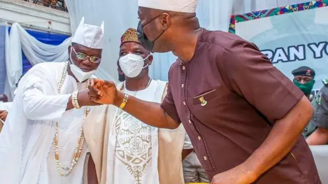 Gani Adams ati Seyi Makinde n ki ara wọn pẹlu ẹyin ọwọ