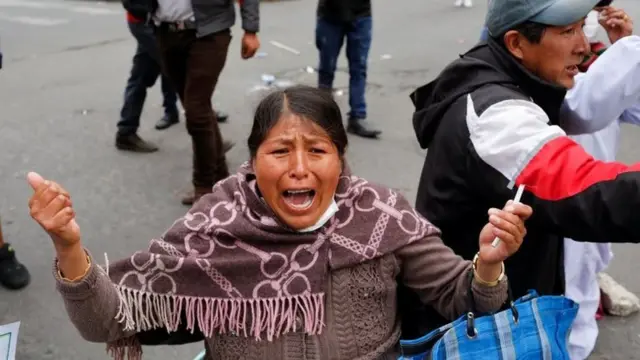 Mujer en protestas en La Paz