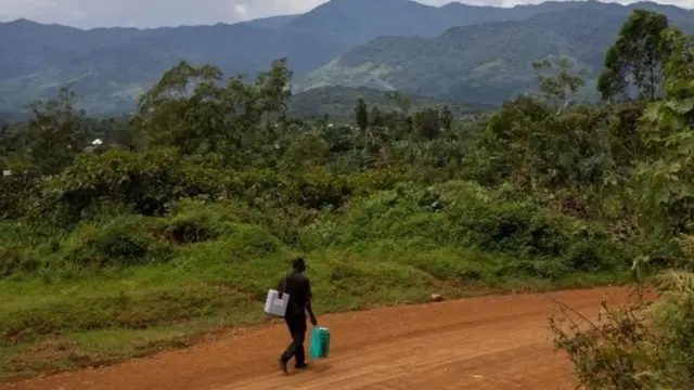 Mwanahabari Sara Assarsson na mpiga picha Johannes Tegner walikutana na wahudumu wa ambao wanafanya kila juhudi kuhakikisha wanawasilisha bidhaa hiyo muhimu kwa walengwa: