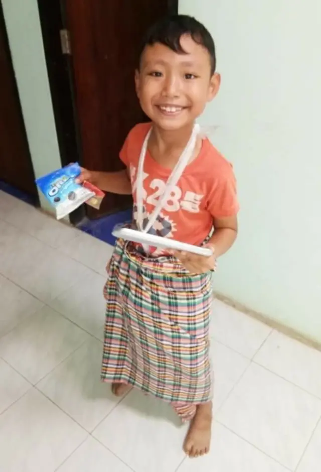 ทะเลจะต้องสวมโครงไม้ ที่ออกแบบมาให้คล้องคอก่อนสวมผ้าถุง เพื่อลดการเสียดสี