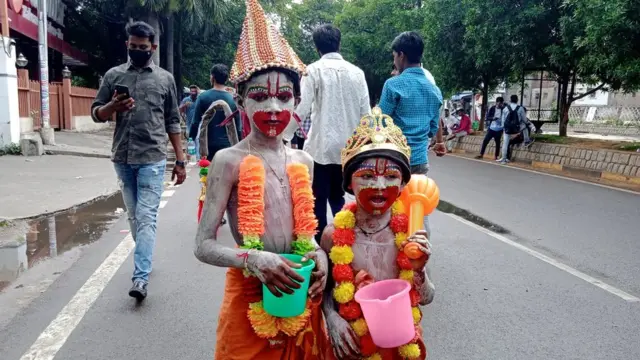 ఆంజనేయ వేషంలో చిన్నారులు