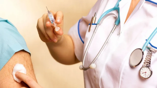 مريض يتناول دواء