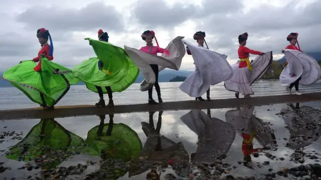 লুগু হ্রদের তীরে নৃত্যরত মসুও নারীরা