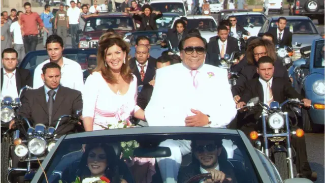 الفنان عادل إمام مع الفنانة ميرفت أمين أثناء تصوير فيلم مرجان عام 2007