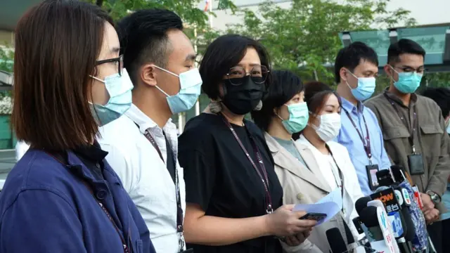 梁佩韻(左三)與工會幹事在國泰航空總部外會見記者(21/10/2020)