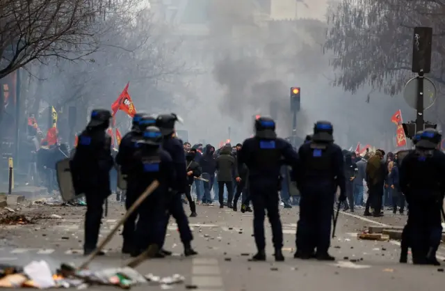 Polícia e manifestantes