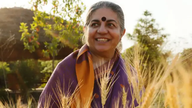 வந்தனா சிவா, சுற்றுச்சூழல் செயற்பாட்டாளர்.