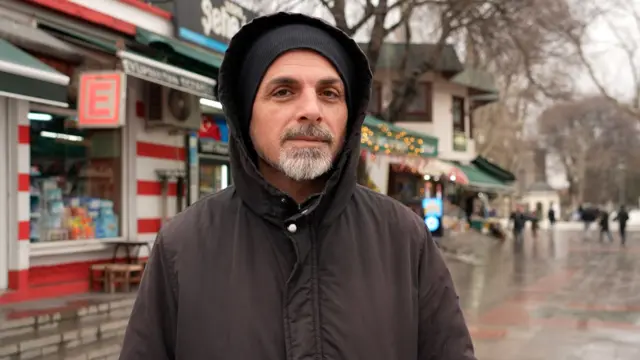 Fatih Bayram, Eyüp Sultan'da, sokakta BBC Türkçe'ye konuşuyor. 