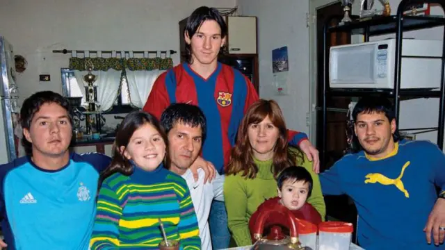Lionel Messi ari kumwe na mwenewabo Rodrigo, mushikiwe Maria Sol, se wiwe Jorge, nyina wiwe Celia, mwishwaweTomas na mwenewabo Matias muri Gitugutu 2003