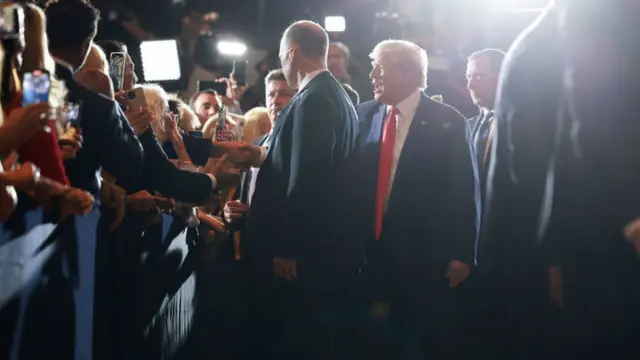 कोर्ट से बाहर समर्थकों से मिलते ट्रंप