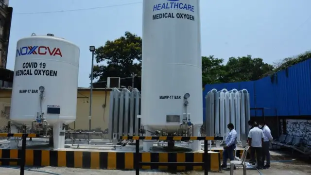থানের একটি হাসপাতালে অক্সিজেনের স্টক পরীক্ষা করছেন চিকিৎসকরা