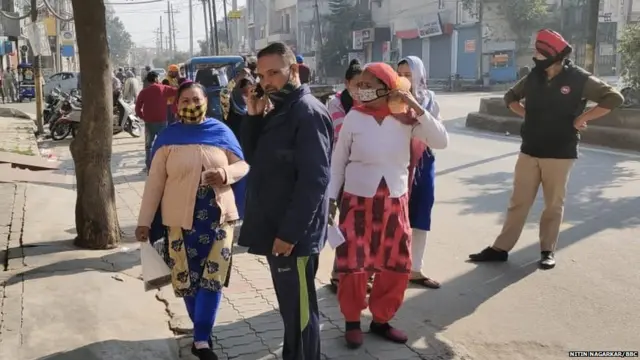 पंजाबमध्ये मतदानासाठी निघालेल्या महिला मतदार