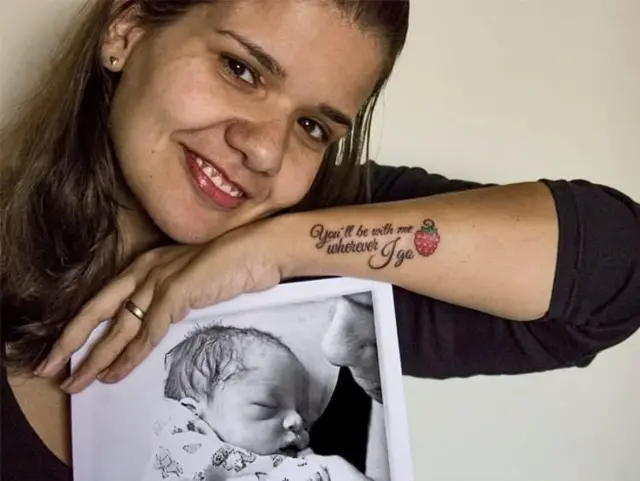 Flávia Cunha com foto da filha Marcela