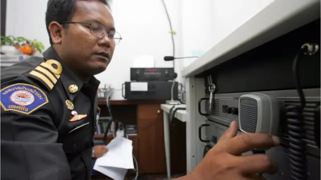 เจ้าหน้าที่กำลังเช็คระบบเตือนภัยสึนามิที่่หาดป่าตอง จ. ภูเก็ต สึนามิปี 2547 ทำให้มีคนเสียชีวิตในไทยถึง 5,395 คน