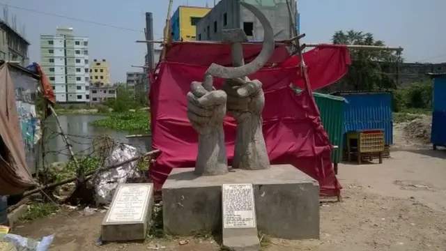 রানা প্লাজা ধসে নিহতদের স্মরণে সেখানে একটি ভাস্কর্য তৈরি করা হয়েছে