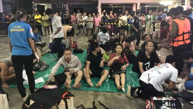 นักท่องเที่ยวพักคอยที่ท่าเรือภูเก็ต