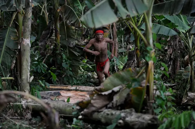 Yanomami correndo na selva da Venezuela