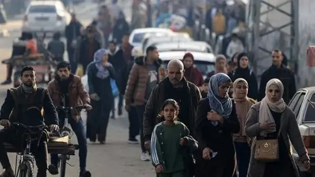 ينزح الفلسطينيون نحو مناطق أكثر أمانًا لتجنب الغارات الجوية في رفح