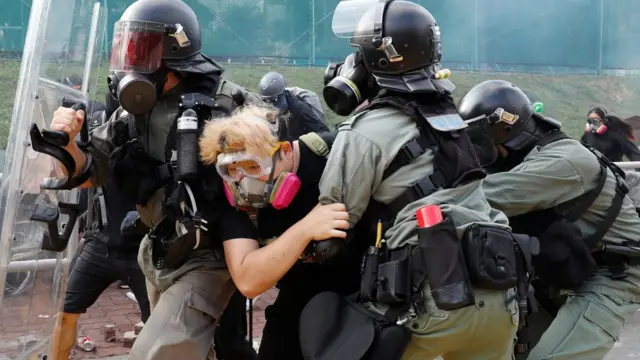 ผู้ประท้วงถูกเจ้าหน้าที่จับกุม