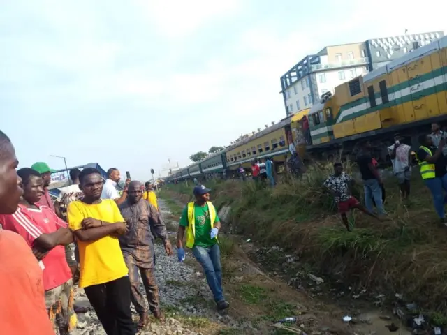 Train accident in Lagos: At least three pesin die, several injure as train crush goment bus for Lagos