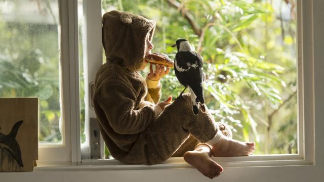 A ave pousada no joelhopoker cenaum dos filhospoker cenaSam, enquanto ele come sentado na janela