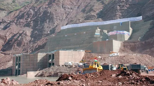 مجرای رود "وخش" برای بنیاد بلند ترین سد در جهان بسته شد
