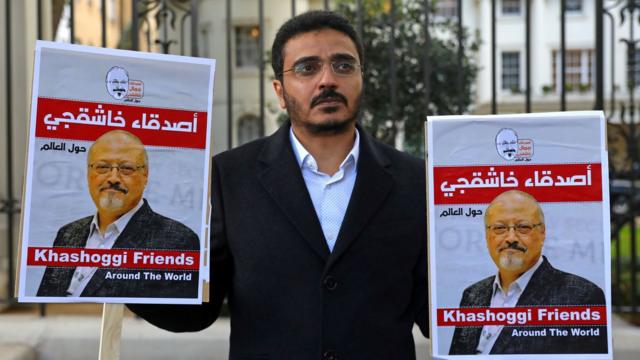 英ロンドンのサウジ大使館前で、カショジ記者殺害に抗議する男性（2018年10月26日）
