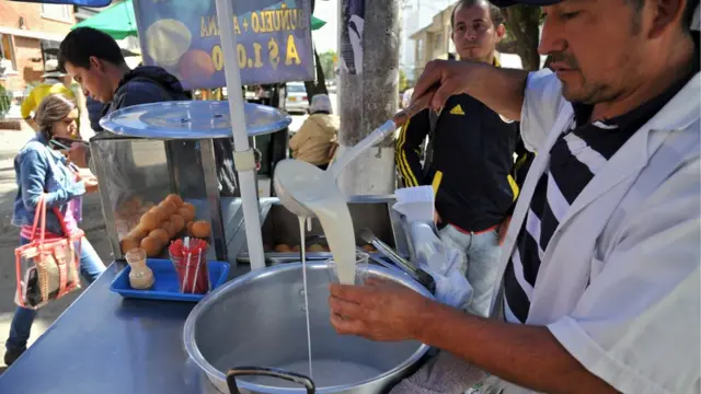 Puesto callejero de buñuelos con avena.