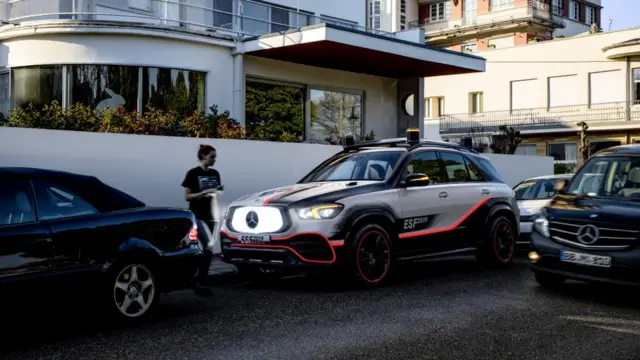 ماشین در حال توقف خیابان را رصد کرده و با هشدار صوتی عابران را از خطر آگاه می‌کند