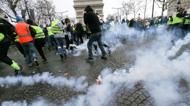 2018年12月8日，巴黎凯旋门前的抗议者与警方发生冲突。