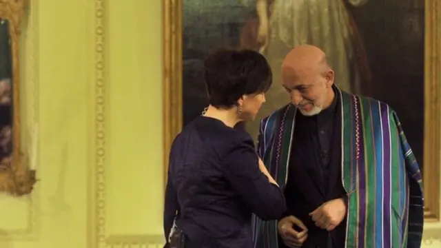 बीबीसी प्रतिनिधी लिस ड्युसेट यांच्यासोबत हमीद करझई